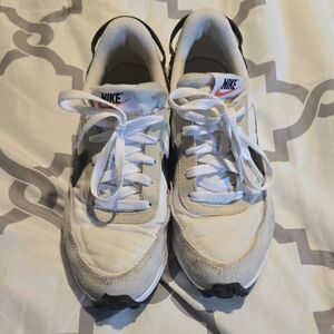 EUC Womens Nike White and Black Athletic Shoes 7.5